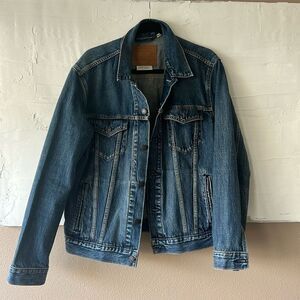 Levi's Men’s Original Denim Trucker Jean Jacket size Medium MSRP $150 worn once